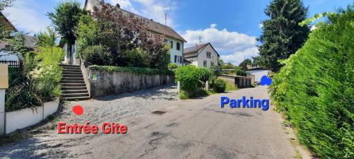 an empty street with a sign that reads parking at Gite au Petit Verger in Masevaux