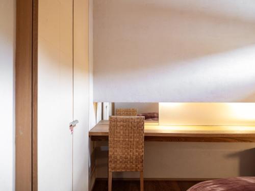 a bedroom with a desk and a chair in a room at 小樽旅亭 蔵群 in Otaru