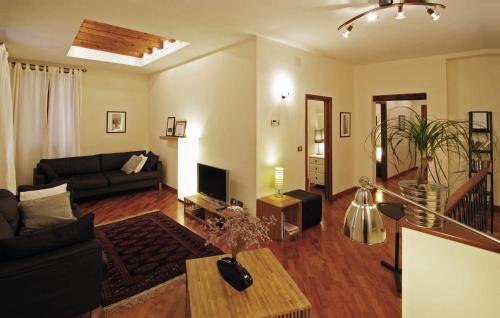 - un salon avec un canapé et une table dans l'établissement Sarai Apartments, à Venise