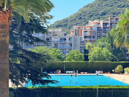 une piscine dans une ville avec des bâtiments en arrière-plan dans l'établissement My Resid Appart Marina vue magnifique sur la montagne, à Mandelieu-la-Napoule