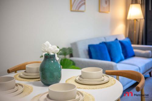 sala de estar con mesa y jarrón azul en MetaWise Cozy 1BR City Pad W Parking Near RPA & Sydney Uni, en Sídney
