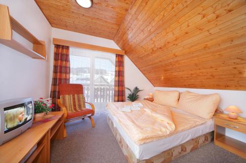 Postel nebo postele na pokoji v ubytování Resort Skalka