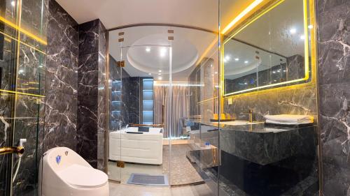 Ένα μπάνιο στο Bien Sao Hotel Duong Quang Ham