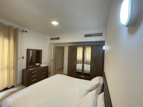 Ένα ή περισσότερα κρεβάτια σε δωμάτιο στο Beachfront Apartment with Pool & Stunning View