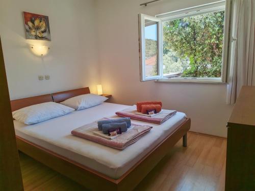 una camera da letto con un letto con due asciugamani sopra di Rogoznica Seafront Apartment - Kalebova Luka a Rogoznica (Rogosnizza)
