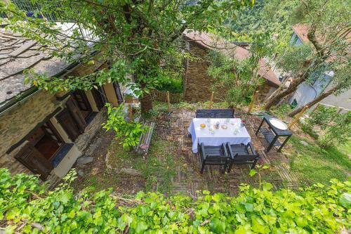 an overhead view of a table and chairs in a garden at Dimora Concept - Casa Laetitia in Pornassio