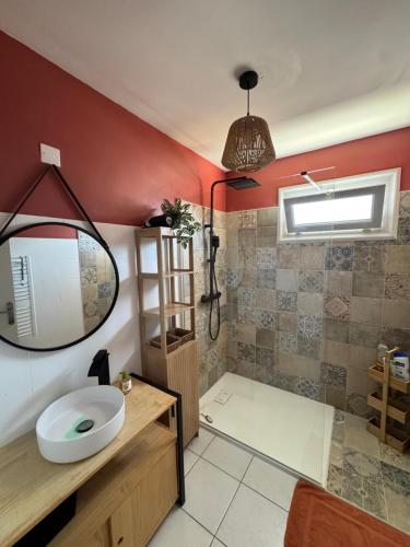 une salle de bain avec un lavabo et un miroir dans l'établissement T3 Cosy, à Ajaccio