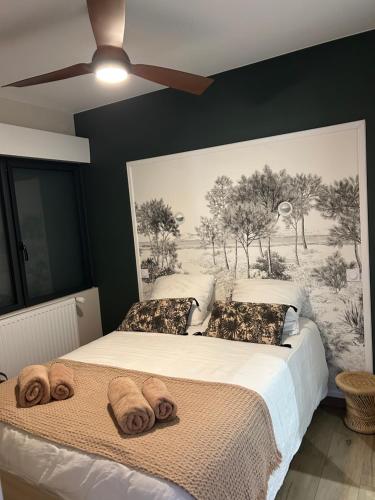 une chambre avec un grand lit avec des serviettes dessus dans l'établissement CHAMBRE COCOONING centre ville des Sables D'Olonne quartier Gare Saint Michel située à 1 kilomètre du remblai, à Les Sables-dʼOlonne