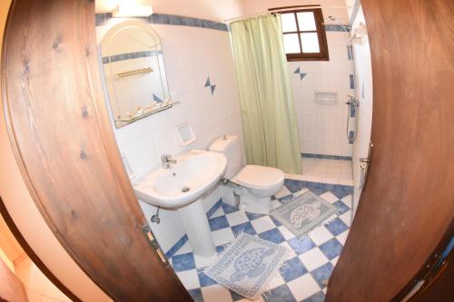 La petite salle de bains est pourvue d'un lavabo et de toilettes. dans l'établissement Yannis' Village, à Kerion
