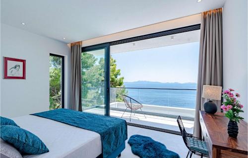 una camera da letto con un letto e una grande finestra di Villa Golden View a Brna