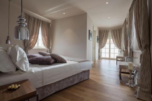 瓦布里加Villa Aurora by Villas Borghetto的卧室配有一张大床和木地板