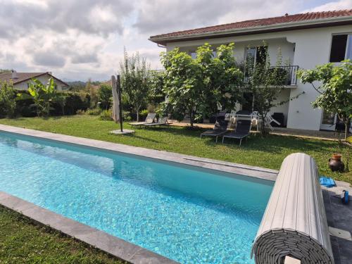 une piscine devant une maison dans l'établissement Chambre double avec salle de bain privative, à Hendaye