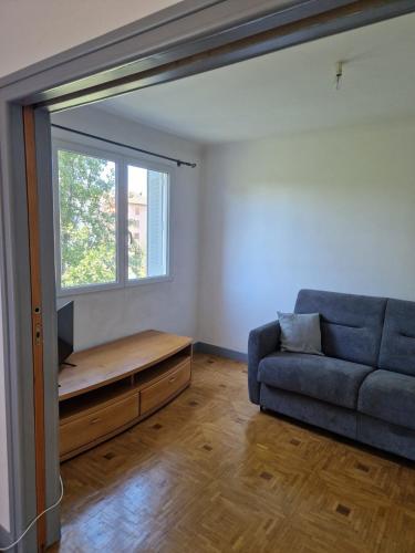 Appartement tesisinde bir oturma alanı