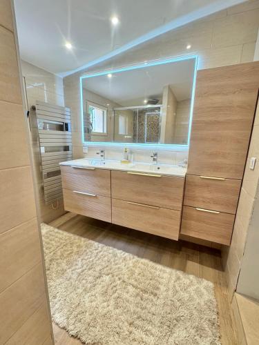 une salle de bain avec un lavabo et un grand miroir dans l'établissement Villa La Source 83 - Room Close to St Tropez, à Cogolin
