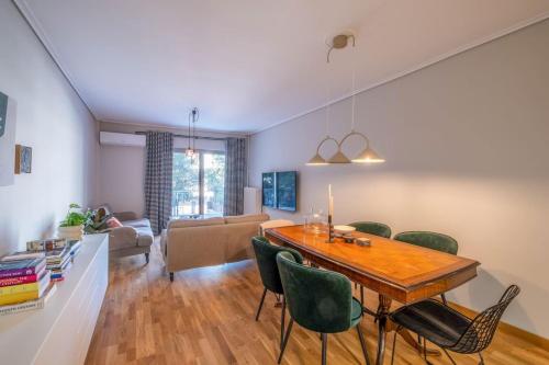 Stylish 2BR with Balcony, Northern Suburbs