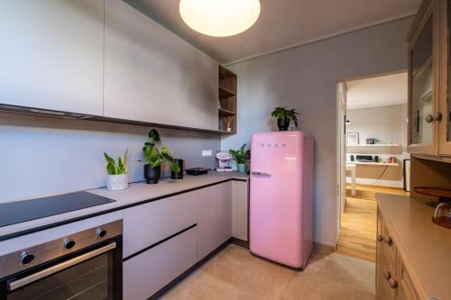 Stylish 2BR with Balcony, Northern Suburbs