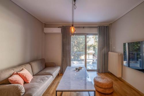 Stylish 2BR with Balcony, Northern Suburbs