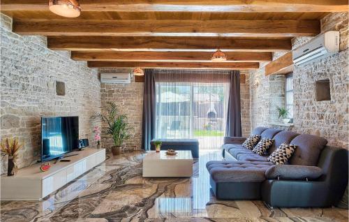 Una sala de estar con un sofá y un televisor. en Villa Patrick, en Pazin