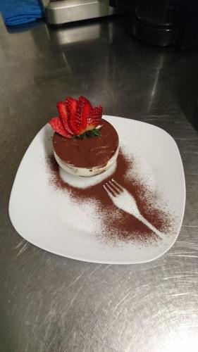 un trozo de pastel de chocolate en un plato blanco con un tenedor en Hotel Monte Somma, en Rüdesheim am Rhein