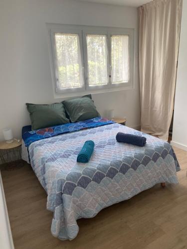 une chambre avec un lit avec deux oreillers dessus dans l'établissement L'écureuil, à Martigues