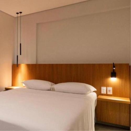 una camera da letto con un letto con due cuscini sopra di Salinas Premium Resort - TWF a Salinópolis