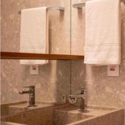 2 lavandini in bagno con asciugamani bianchi di Salinas Premium Resort - TWF a Salinópolis