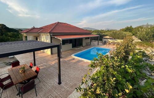 Stunning Home In Zadvarje