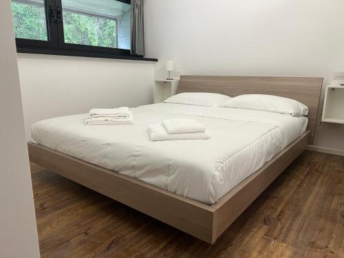 a bedroom with a bed with two towels on it at Dimora Casere 3 - zona centro in Piancavallo