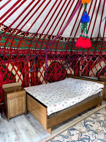 eine Matratze in einer Jurte mit einem Bett darin in der Unterkunft MALIKA Guest House in Kochkorka