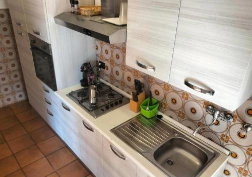 a small kitchen with a sink and a stove at Da Jack Rooms, la tua casa vacanze! in Penne