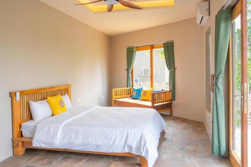 a bedroom with a bed and a window at Diều Sóc Sơn in Sóc Sơn