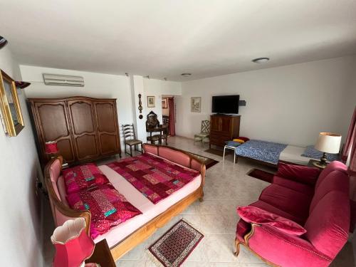 un salon avec un grand lit et un canapé dans l'établissement Apartmani Rosa, à Jadranovo