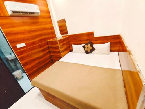 Postel nebo postele na pokoji v ubytování HOTEL OM PALACE NEAR MAHAKAL MANDiR