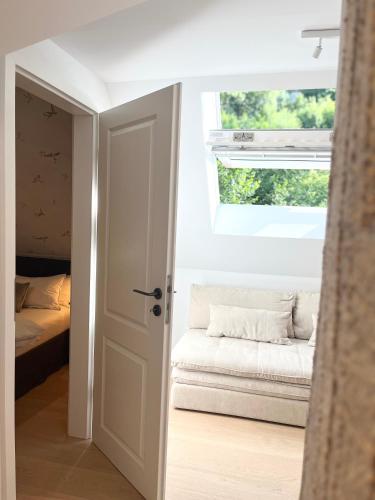 a room with a bed and an open door at TauberChalet I Privates Boutique-Ferienhaus mit Whirlpool, Sauna, Garten, Naturmagie & ZellBoost in Rothenburg ob der Tauber