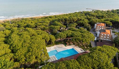 an aerial view of the house and the ocean at Club del Sole Jesolo Family Resort in Lido di Jesolo