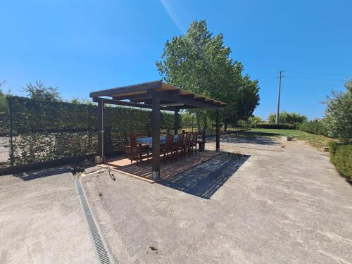 a picnic shelter with a table and chairs at Casa da Lilli in Cascina
