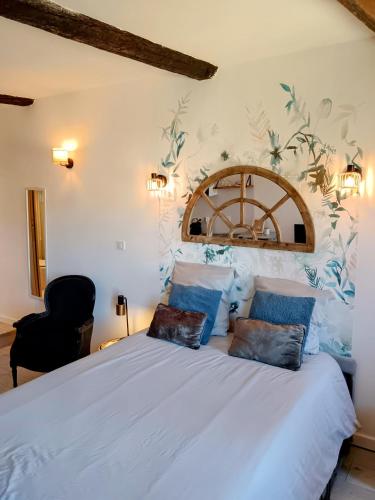 une chambre avec un grand lit blanc avec des oreillers bleus dans l'établissement Studio Suquet avec Parking, à Cannes