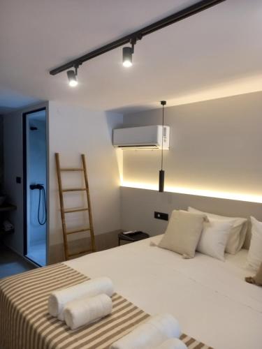 Postel nebo postele na pokoji v ubytování Psili ammos Loft in Tolo