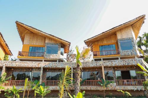 an exterior view of a house with windows at Diều Sóc Sơn in Sóc Sơn