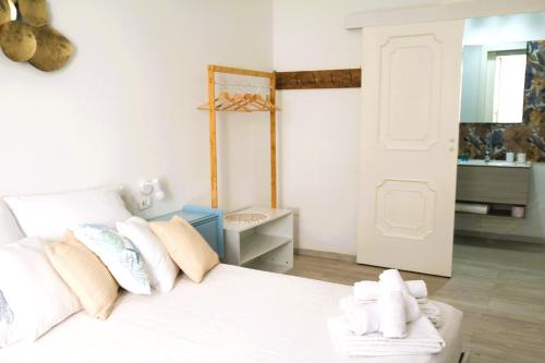 a bedroom with a white bed with towels on it at Avia Room in Pachino