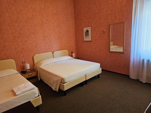 Posteľ alebo postele v izbe v ubytovaní Hotel Corona