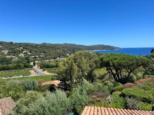 - une vue sur un village arboré et l'océan dans l'établissement La terrasse sur la Mer, appart Gigaro 4 à 6 pers, piscine et plage à pied, à La Croix-Valmer