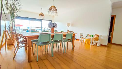 Una cocina y un comedor con mesa y sillas. en AL Vista Alegre, en Horta