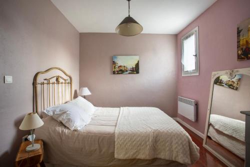 Ένα ή περισσότερα κρεβάτια σε δωμάτιο στο Charmant appartement entre Nice et Monaco