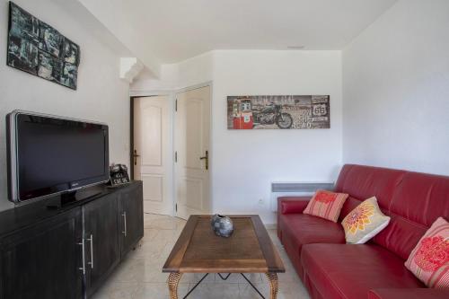 TV a/nebo společenská místnost v ubytování Charmant appartement entre Nice et Monaco