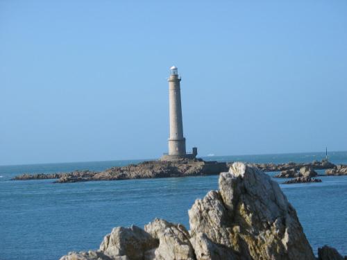 ein Leuchtturm auf einer Insel im Wasser in der Unterkunft La Salicorne hébergement insolite in Saint-Germain-sur-Ay