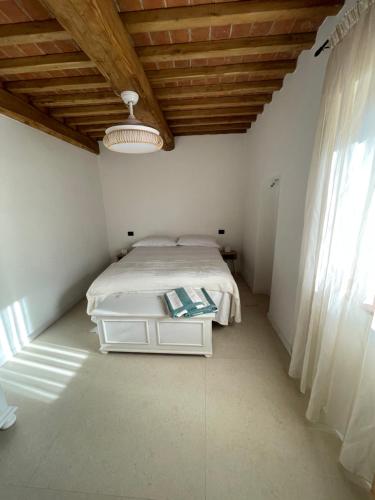 Un dormitorio con una cama y un techo de madera. en 4 Ruderi, en Roccastrada
