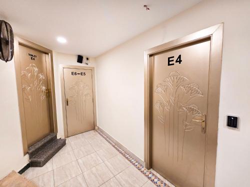 a hallway with two doors with the letter eaea at Afnan Cairo Airport in Cairo