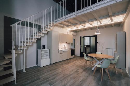 フィレンツェにあるPalazzo magnaleのキッチン、ダイニングルーム(テーブル、階段付)