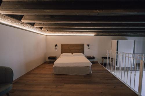 フィレンツェにあるPalazzo magnaleの木製の天井の部屋にあるベッドのある寝室